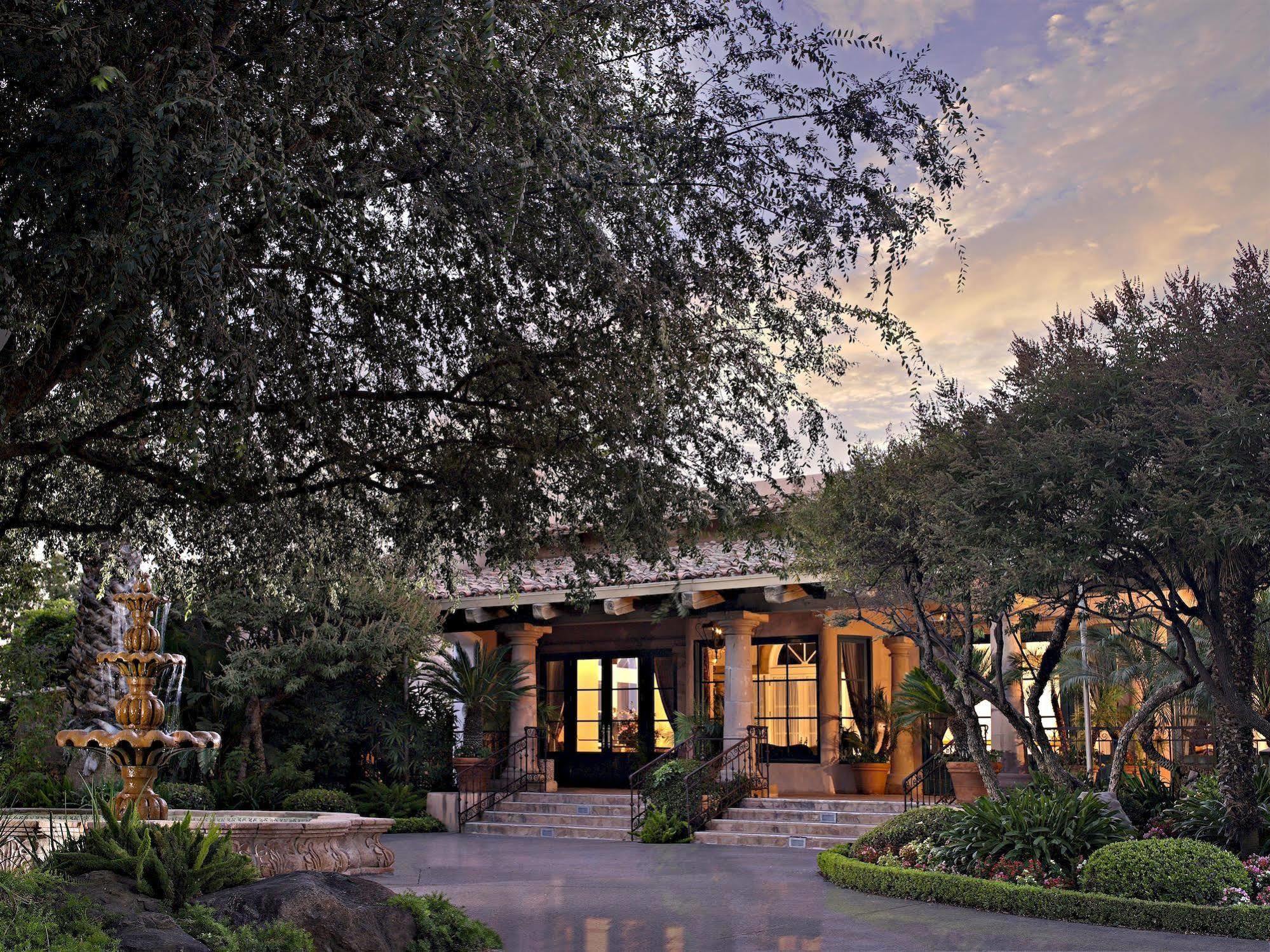 Harris Ranch Inn And Restaurant Huron Exterior photo