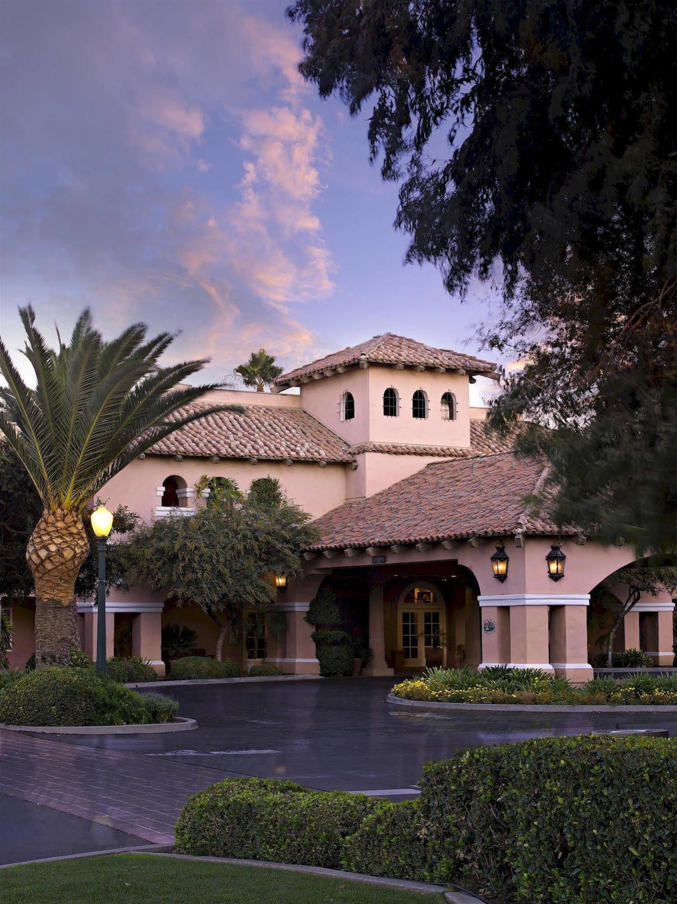 Harris Ranch Inn And Restaurant Huron Exterior photo