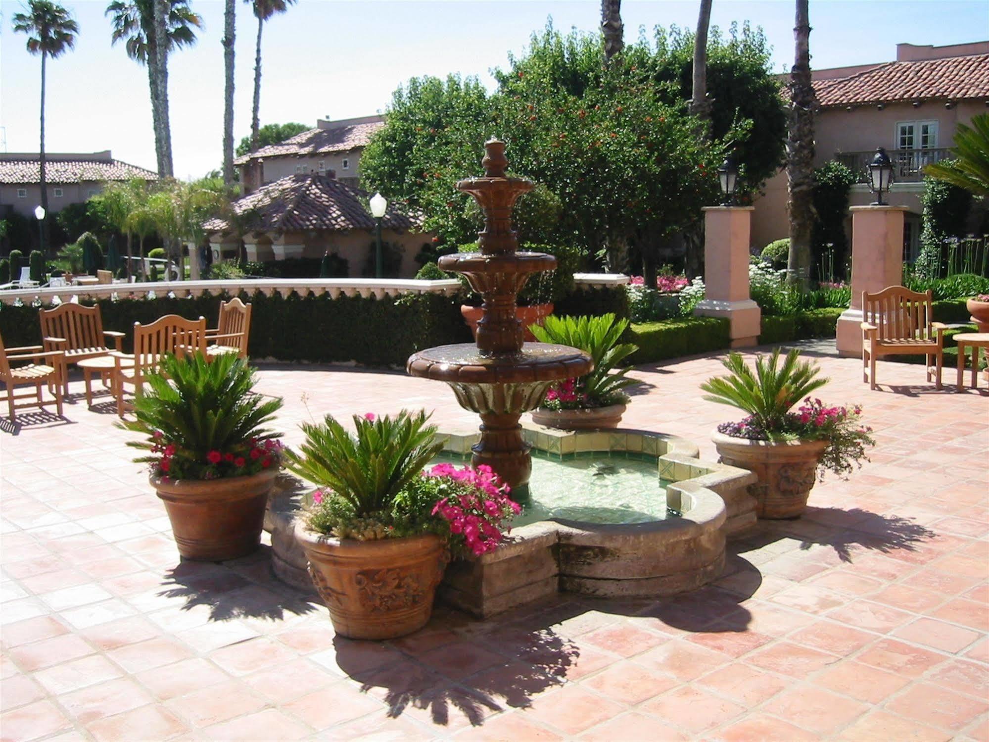 Harris Ranch Inn And Restaurant Huron Exterior photo
